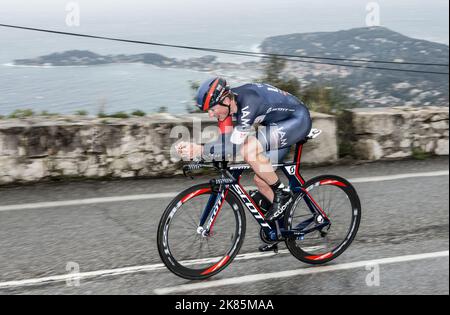 ETAPPE 7 - 9,5km - Nizza - Col D'Eze - Cote D'Azure - Zeitfahren am letzten Tag. Mathias Frank von IAM Cycling klettert die letzten Kilometer Stockfoto