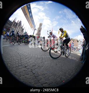 IAM Cyclings Heinrich Haussler rollt in den Goldbands des australischen Straßenrennmeisters zum Start der Flandern-Rundfahrt 2015 vom Hauptplatz Brügge aus Stockfoto