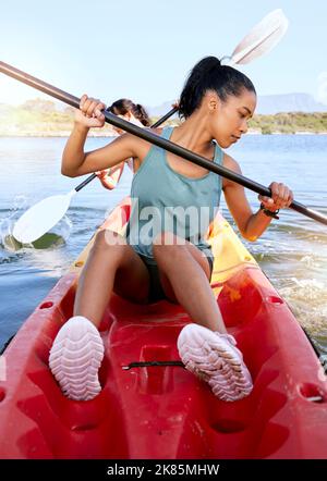 See, Freunde und Kajak Abenteuer mit Wassersport auf Reise Kanu fahren, Kajakfahren und Paddeln auf ruhigen Natur Fluss. Sport, Urlaub oder Stockfoto