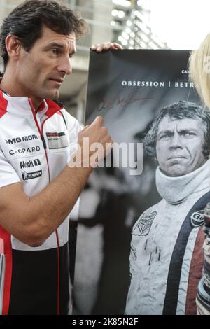 Ex-F1-Pilot Mark Webber bat vor den 24 Stunden von Le Mans 2015 um die Unterzeichnung eines Steve McQueen-Posters, der legendäre Star ist ein Synonym für das Rennen Stockfoto