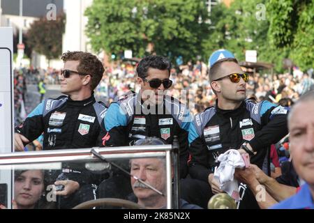 Patrick Long (links) und Patrick Dempsey Center, hier bei der 24-Stunden-Fahrerparade von Le Mans Stockfoto