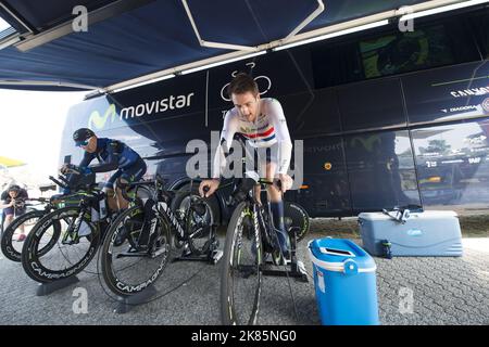 - Movistar Team - Alex Dowsett erwärmt sich während des Einzelzeitfahrens auf der 1. Etappe der Tour de France 2015 in Utrecht vor seinem Mannschaftsbus. Stockfoto