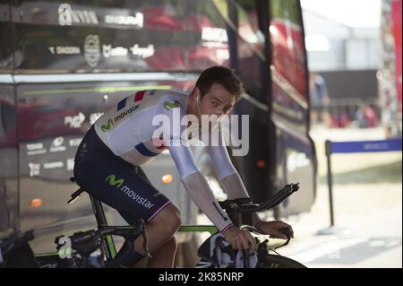 Alex Dowsett Team Movistar wärmt sich während der ersten Etappe der Tour de France in Utrecht vor seinem Mannschaftsbus auf. Stockfoto