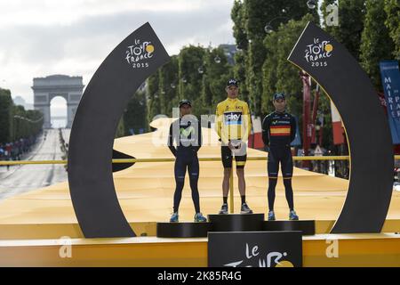 Chris Froome radelt auf der Champs Elysees auf dem letzten Kurs, nachdem er die Gesamtwertung in Paris gewonnen hat. Er gratuliert Nairo Quintana zum zweiten und Alejandro Valverde zum dritten Platz. Stockfoto