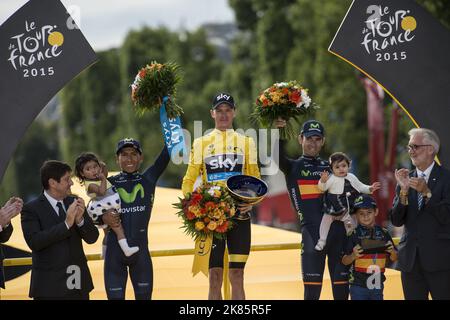 Chris Froome radelt auf der Champs Elysees auf dem letzten Kurs, nachdem er die Gesamtwertung in Paris gewonnen hat. Nairo Quintana wurde Zweiter und Alejandro Valverde Dritter. Stockfoto