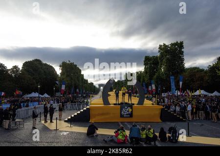 Chris Froome auf dem Podium nach dem Sieg in der Gesamtwertung in Paris. Er gratuliert Nairo Quintana zum zweiten und Alejandro Valverde zum dritten Platz. Stockfoto