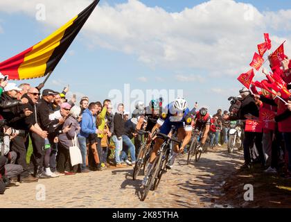 Tom Boonen (ettix Quick Step) führt die Vorgruppe auf der Jagd nach Sep Vanmarcke auf dem Carrefour de lÕArbre an Stockfoto