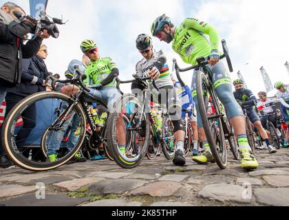 Peter Sagan (Tinkoff) teilte mit einigen Teamkollegen Studien über die wichtigsten Punkte des Rennens aus seinem Cheat Sheet am Lenker Stockfoto