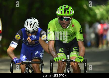 Moreno Moser attackiert den Aufstieg von Pramatino, gefolgt von Gianluca Brambilla Stockfoto