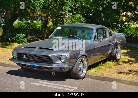 BADEN BADEN, DEUTSCHLAND - JULI 2022: Graues Shelby Mustang Ford Sport Coupé 1965, Oldtimer-Treffen im Kurpark. Stockfoto