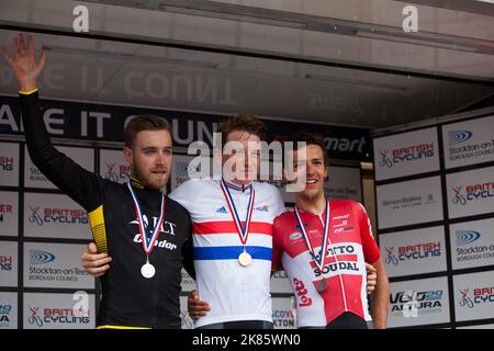 Tao Geoghagen Hart (Mitte) feiert den Sieg des Rennens U23 vor Chris Lawless (links) und James Shaw (rechts) Stockfoto