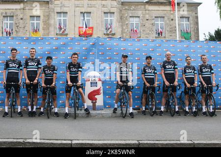 Chris Froome (Mitte), Sergio Henao (dritter links), Vasil Kiryienka (rechts), Mikel Landa (vierter rechts), Mikel Nieve (zweiter rechts), Wout Poels (links), Luke Rowe (zweiter links), Ian Stannard (dritter rechts) und Geraint Thomas (vierter links) von Team Sky bei der Tour de France Eröffnungspräsentation 2016 in der Normandie. Stockfoto