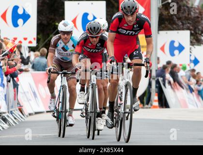 Damiano CARUSO führt Richie Porte (BMC Racing Team) über den letzten Anstieg auf dem Weg zum Ziel in Cherbourg Octeville, der nach einem Reifenschaden zurückjagt Stockfoto