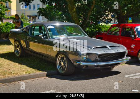 BADEN BADEN, DEUTSCHLAND - JULI 2022: Graues Shelby Mustang Ford Sport Coupé 1965, Oldtimer-Treffen im Kurpark. Stockfoto