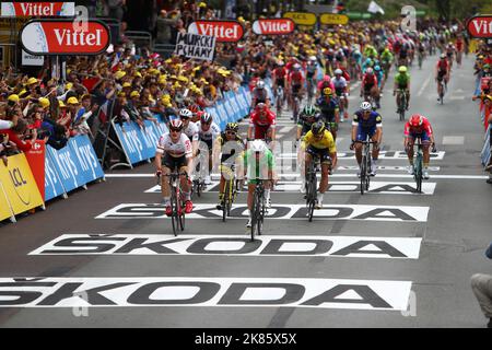 Mark Cavendish (Dimension Data) und Andre Greipel (Lotto soudal) tauchen auf der 3. Etappe der Tour de France 2016 in Angers ein Stockfoto