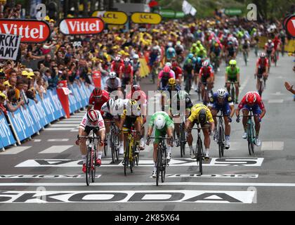 Mark Cavendish (Dimension Data) und Andre Greipel (Lotto soudal) tauchen auf der 3. Etappe der Tour de France 2016 in Angers ein Stockfoto