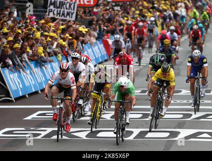 Mark Cavendish (Dimension Data) und Andre Greipel (Lotto soudal) tauchen auf der 3. Etappe der Tour de France 2016 in Angers ein Stockfoto