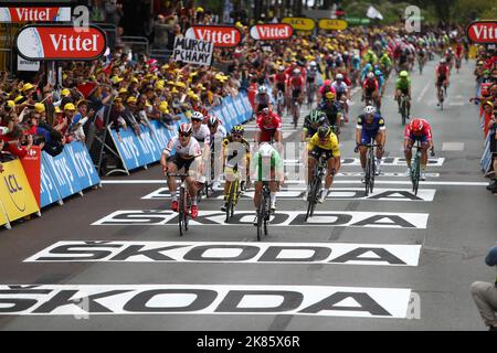 Mark Cavendish (Dimension Data) und Andre Greipel (Lotto soudal) tauchen auf der 3. Etappe der Tour de France 2016 in Angers ein Stockfoto