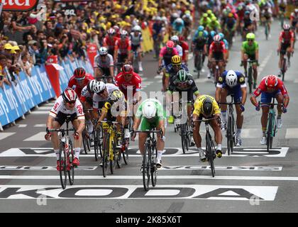 Mark Cavendish (Dimension Data) und Andre Greipel (Lotto soudal) tauchen auf der 3. Etappe der Tour de France 2016 in Angers ein Stockfoto