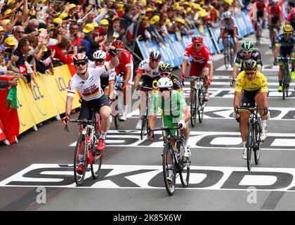 Mark Cavendish (Dimension Data) und Andre Greipel (Lotto soudal) tauchen auf der 3. Etappe der Tour de France 2016 in Angers ein Stockfoto