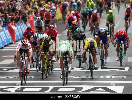 Mark Cavendish (Dimension Data) und Andre Greipel (Lotto soudal) tauchen auf der 3. Etappe der Tour de France 2016 in Angers ein Stockfoto