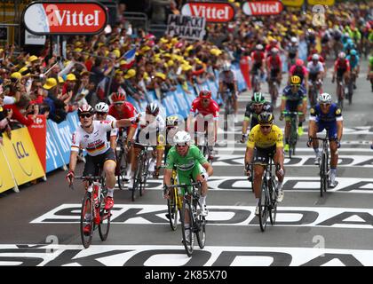 Mark Cavendish (Dimension Data) und Andre Greipel (Lotto soudal) tauchen auf der 3. Etappe der Tour de France 2016 in Angers ein Stockfoto