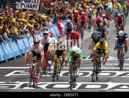 Mark Cavendish (Dimension Data) und Andre Greipel (Lotto soudal) tauchen auf der 3. Etappe der Tour de France 2016 in Angers ein Stockfoto