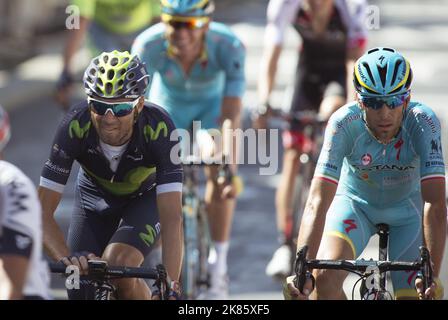 Das Alejandro Valverde (Spa) Movistar Team und Vincenzo Nibali (Ita) Astana Pro Team überqueren die Ziellinie an den Positionen 36. und 34.. Stockfoto