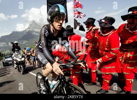 Der britische Geraint Thomas - Team Sky - klettert im Einzelzeitfahren von Salanches nach Megeve in Frankreich die Cote de Domancy, während die britischen Fans verrückt werden Stockfoto