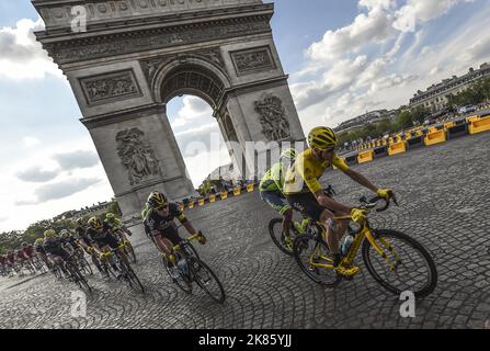 Chris Froome - GB - Team Sky Gesamtsieger auf den Champs Elysees, gefolgt von Geraint Thomas - mit Blick auf den Arc de Triomphe, während das Hauptfeld die letzten Runden macht - Tour de France 2016 Stockfoto