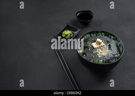 Miso-Suppe. Traditionelle asiatische Suppe auf schwarzem Hintergrund Stockfoto