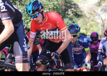 Chris Froome Sky GB im Red Mountains Trikot im Auftrag von Alejandro Valverde während der 7. Etappe der 2017. Katalonien-Rundfahrt in Barcelona Stockfoto