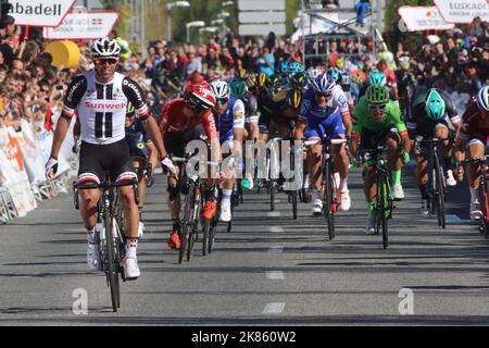 Michael Matthews sprintete auf der Eröffnungsphase zu seinem ersten Sieg im Team Sunweb Kit am Montag Stockfoto