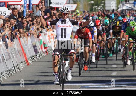 Michael Matthews sprintete auf der Eröffnungsphase zu seinem ersten Sieg im Team Sunweb Kit am Montag Stockfoto