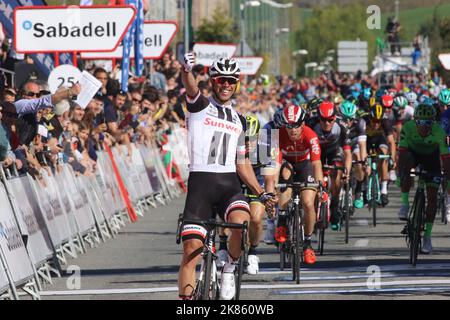 Michael Matthews sprintete auf der Eröffnungsphase zu seinem ersten Sieg im Team Sunweb Kit am Montag Stockfoto