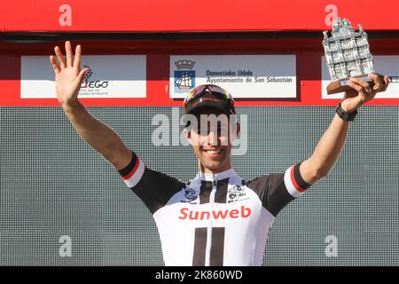 Michael Matthews spriet zu seinem ersten Sieg im Team Sunweb Kit Stockfoto