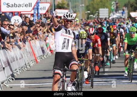 Michael Matthews sprintete auf der Eröffnungsphase zu seinem ersten Sieg im Team Sunweb Kit am Montag Stockfoto