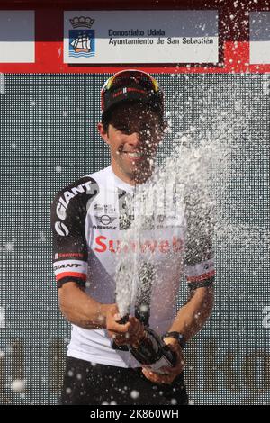 Michael Matthews spriet zu seinem ersten Sieg im Team Sunweb Kit Stockfoto