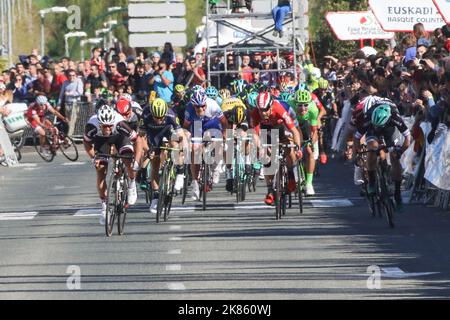 Michael Matthews sprintete auf der Eröffnungsphase zu seinem ersten Sieg im Team Sunweb Kit am Montag Stockfoto