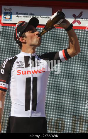 Michael Matthews spriet zu seinem ersten Sieg im Team Sunweb Kit Stockfoto