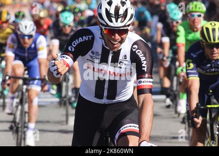 Michael Matthews sprintete auf der Eröffnungsphase zu seinem ersten Sieg im Team Sunweb Kit am Montag Stockfoto