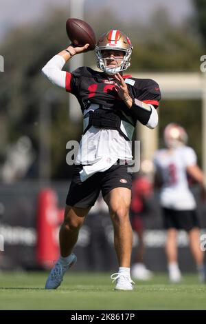 Oktober 2022; Santa Clara, Kalifornien, USA; San Francisco 49ers Quarterback Brock Purdy (13) wirft den Ball während des Trainings im SAP Performance Center nahe Levi’s Stadium. (Stan Szeto/Image of Sport) Stockfoto