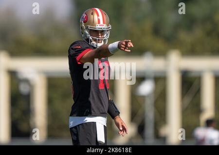 Oktober 2022; Santa Clara, Kalifornien, USA; San Francisco 49ers Quarterback Jimmy Garoppolo (10) signalisiert während des Trainings im SAP Performance Center nahe Levi’s Stadium. (Stan Szeto/Image of Sport) Stockfoto