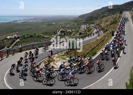 Das Hauptfeld während der Etappe 8 des Giro d'Italia 100, Molfetta - Peschici, 13.. Mai 2017 Stockfoto