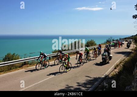 Das Hauptfeld während der Etappe 8 des Giro d'Italia 100, Molfetta - Peschici, 13.. Mai 2017 Stockfoto