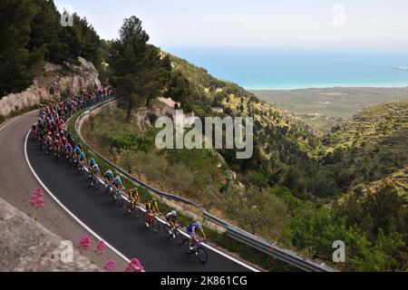 Das Hauptfeld während der Etappe 8 des Giro d'Italia 100, Molfetta - Peschici, 13.. Mai 2017 Stockfoto