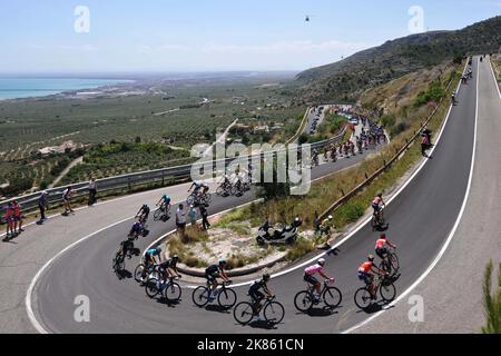 Das Hauptfeld während der Etappe 8 des Giro d'Italia 100, Molfetta - Peschici, 13.. Mai 2017 Stockfoto