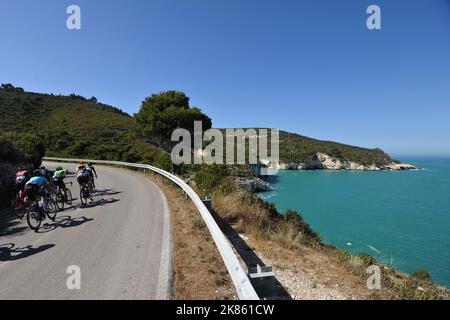 Das Hauptfeld während der Etappe 8 des Giro d'Italia 100, Molfetta - Peschici, 13.. Mai 2017 Stockfoto