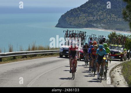 Das Hauptfeld während der Etappe 8 des Giro d'Italia 100, Molfetta - Peschici, 13.. Mai 2017 Stockfoto