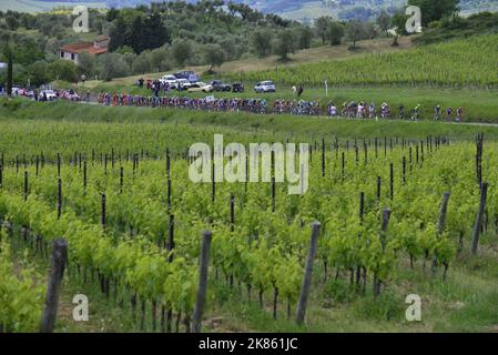 Eine allgemeine Ansicht des Feldes während der Etappe 11 des Giro d'Italia, von Firenzano - Bagno di Romagna Stockfoto